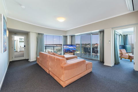 A 406 FANTASTIC OCEAN BEACH And MARINA VIEW APT - MANDURAH - Melbourne Tourism 0
