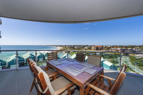 A 406 FANTASTIC OCEAN BEACH And MARINA VIEW APT - MANDURAH - Melbourne Tourism 4