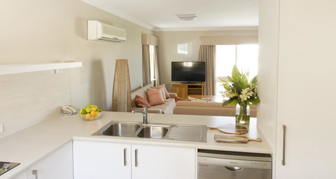 The Marina Hotel - Mindarie - Melbourne Tourism 24