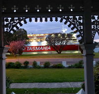 Riverbank villa - 4 bedroom house villa - Melbourne Tourism