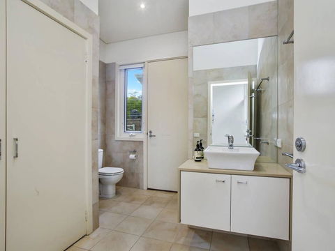 OCEANS 12 - Modern Ocean View Villa - Melbourne Tourism 1
