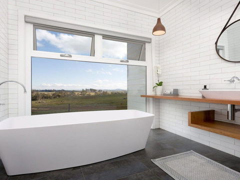 On A Hill - Modern Country Home Near Braidwood - Melbourne Tourism 2