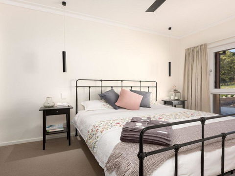 On A Hill - Modern Country Home Near Braidwood - Melbourne Tourism 1