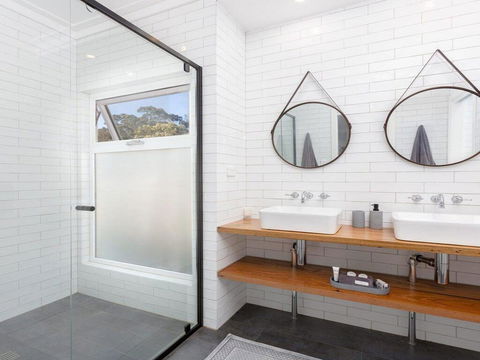 On A Hill - Modern Country Home Near Braidwood - Melbourne Tourism 3