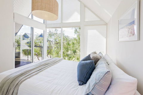 ON THE BEACH - Villa Over The Road From The Beach - Melbourne Tourism 0