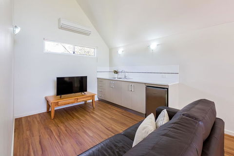 ON THE BEACH - Villa Over The Road From The Beach - Melbourne Tourism 2