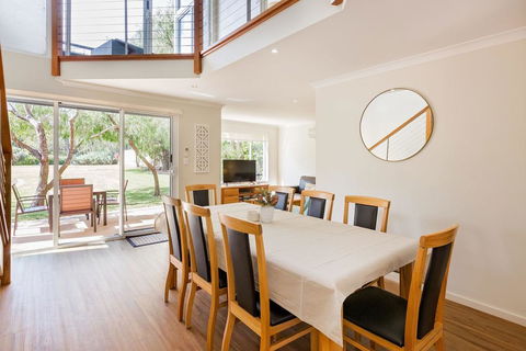 ON THE BEACH - Villa Over The Road From The Beach - Melbourne Tourism 1