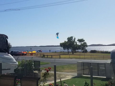 ON THE ESTUARY - Melbourne Tourism 1