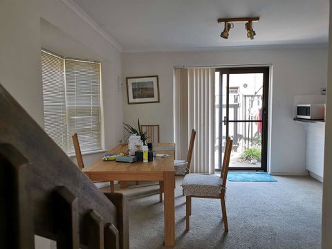 Outmantour Hostels - Melbourne Tourism 1
