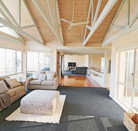 Pelican Lake Holiday House - Melbourne Tourism
