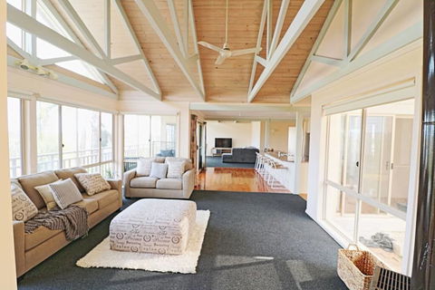 Pelican Lake Holiday House - Melbourne Tourism 0