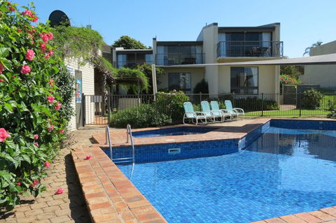 Penguin Mews - Melbourne Tourism 0