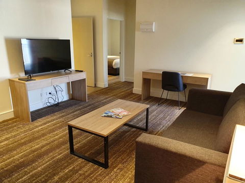 Porter's Plainland Hotel - Melbourne Tourism 1
