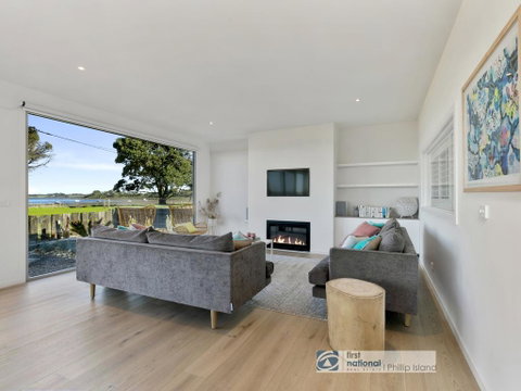Pukeko Beach House, Rhyll - Melbourne Tourism 3