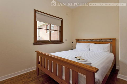Red Brick Beauty - Central Cottage - Melbourne Tourism 2
