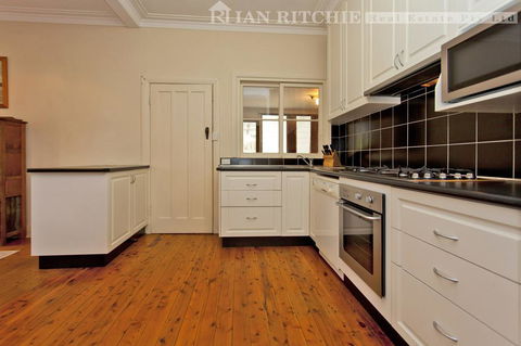 Red Brick Beauty - Central Cottage - Melbourne Tourism 1