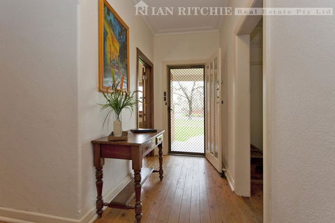 Red Brick Beauty - Central Cottage - Melbourne Tourism 3