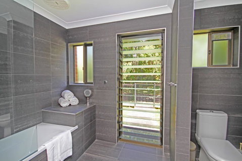 Red Door Beach House - Marcoola Beach - PET FRIENDLY, FOXTEL, WIFI, 500 BOND, Linen Supplied - Melbourne Tourism 3