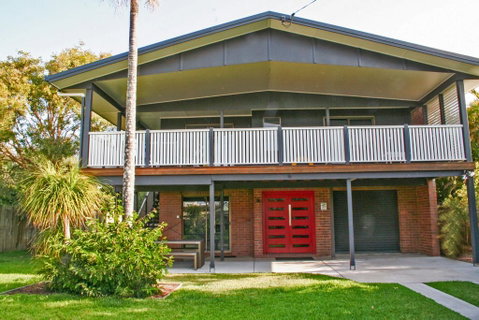 Red Door Beach House - Marcoola Beach - PET FRIENDLY, FOXTEL, WIFI, 500 BOND, Linen Supplied - Melbourne Tourism 0