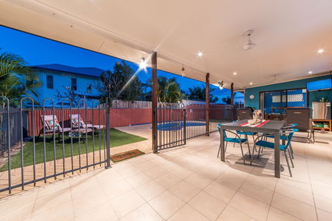 Seaside Hideaway- Hideaway Bay - Melbourne Tourism 1