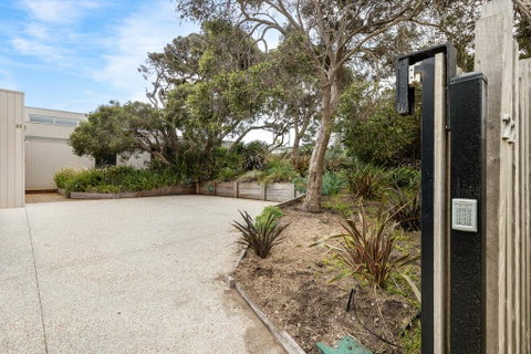 SeaSide Serenity: Tennis Court & Back Beach - Melbourne Tourism 0