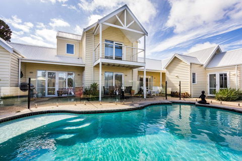 Seaside Spa Retreat - Melbourne Tourism 0