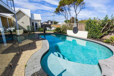 Seaside Spa Retreat - Melbourne Tourism 3