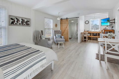 Shearers Cottage - Pet Friendly Holiday Accommodation - Melbourne Tourism 3