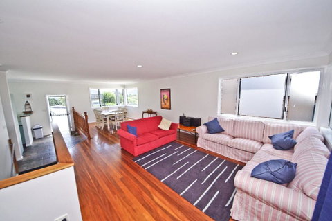 Shiloh Holiday House, 14 East Street - Melbourne Tourism 3