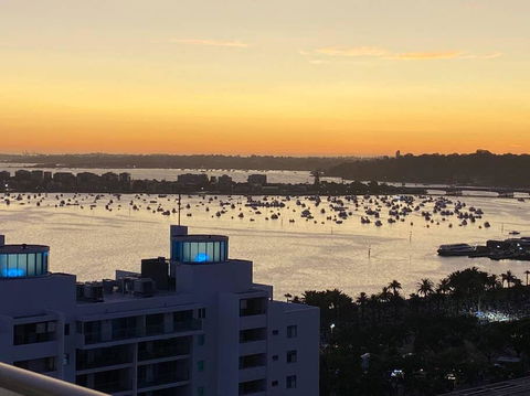 SKY GARDENS SUNSET RIVER VIEW NETFLIX WINE PARKING - Melbourne Tourism 1