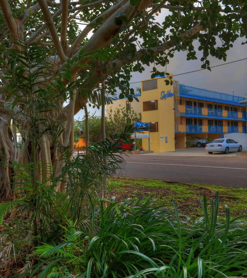 Sky View Units Bowen - Melbourne Tourism 3