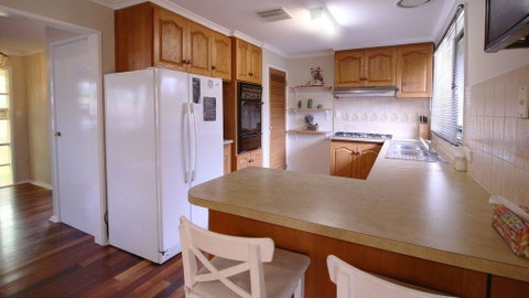 Spacious And Cozy Home Next To Glen Waverley - Melbourne Tourism 3