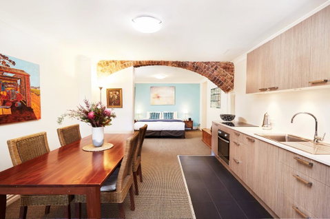 Spacious Studio With Courtyard And Extra Beds - Melbourne Tourism 0