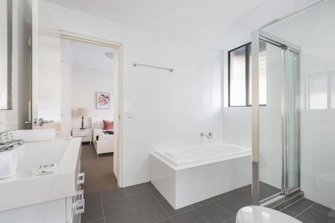Spacious Two-Bedroom Apartment Near Hospital - Melbourne Tourism 3