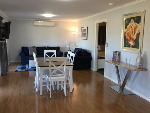 Starline Alpacas Farmstay Resort - Melbourne Tourism 0