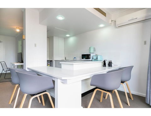 Striking And Super Convenient Studio With Balcony - Melbourne Tourism 1