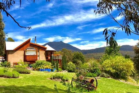 STUNNING HOME WITH AMAZING VIEWS - Just 20 Mins To The City And Only 10 To MONA! - Melbourne Tourism 1
