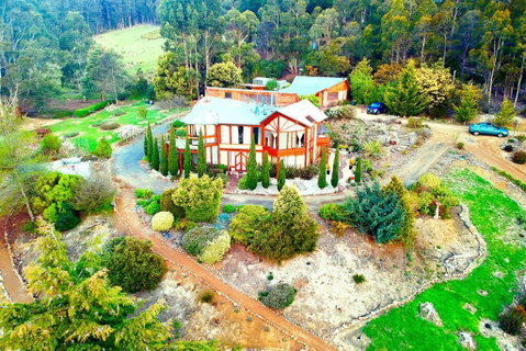 STUNNING HOME WITH AMAZING VIEWS - Just 20 Mins To The City And Only 10 To MONA! - Melbourne Tourism 2