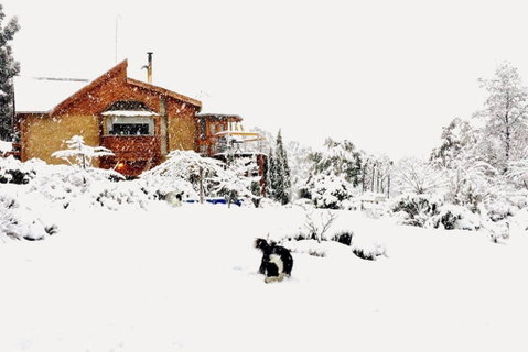 STUNNING HOME WITH AMAZING VIEWS - Just 20 Mins To The City And Only 10 To MONA! - Melbourne Tourism 0
