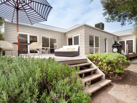 Stunning Seaside Escape - Melbourne Tourism 0