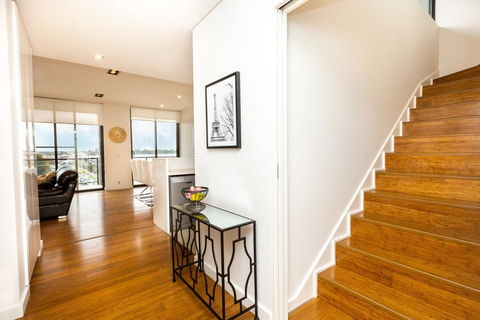 Stylish Inner City Penthouse Apartment - Melbourne Tourism 1