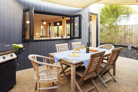 Stylish Living- Fireplace, WiFi, Linen, 4 Bdrm, Beach 850m - Melbourne Tourism 3