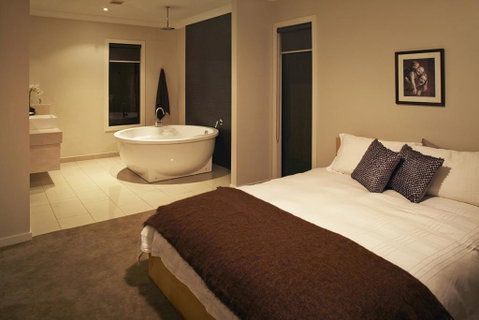 Stylish Living- Fireplace, WiFi, Linen, 4 Bdrm, Beach 850m - Melbourne Tourism 2