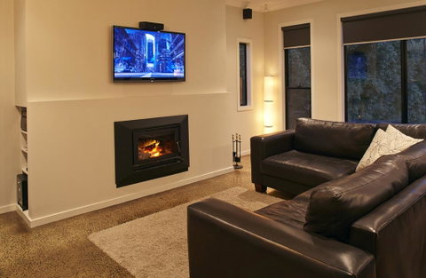Stylish Living- Fireplace, WiFi, Linen, 4 Bdrm, Beach 850m - Melbourne Tourism 1