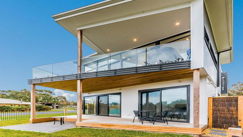 SWEEPING VIEWS - FREE WIFI & NETFLIX - PET FRIENDLY (OUTSIDE ONLY) - Melbourne Tourism 1