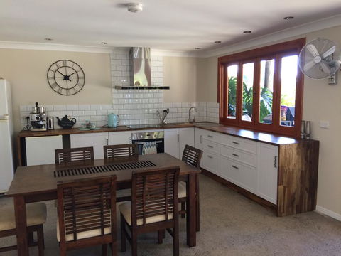 TAKURA HEIGHTS Modern Country Apartment With Pool Access - Melbourne Tourism 0