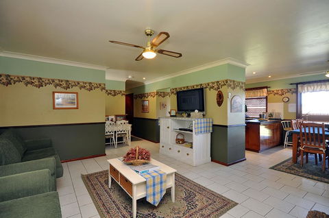 Talga Escape Rothbury With Pool And Views - Melbourne Tourism 3