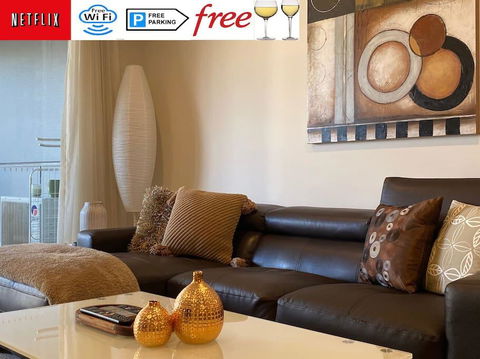 TERRACE LUX FULLY AIR 2 CAR FREE NETFLIX WIFI WINE - Melbourne Tourism 0