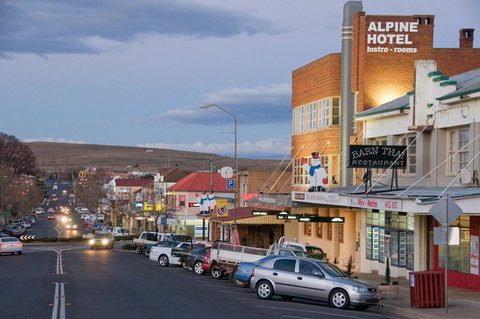 The Alpine Hotel - Melbourne Tourism 1