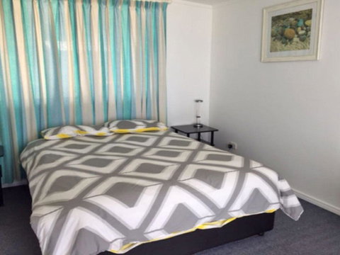 The Beach House' 169 Soldiers Point Road - Right On The Waterfront - Melbourne Tourism 2